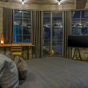 Zimmer mit Kingsize-Bett